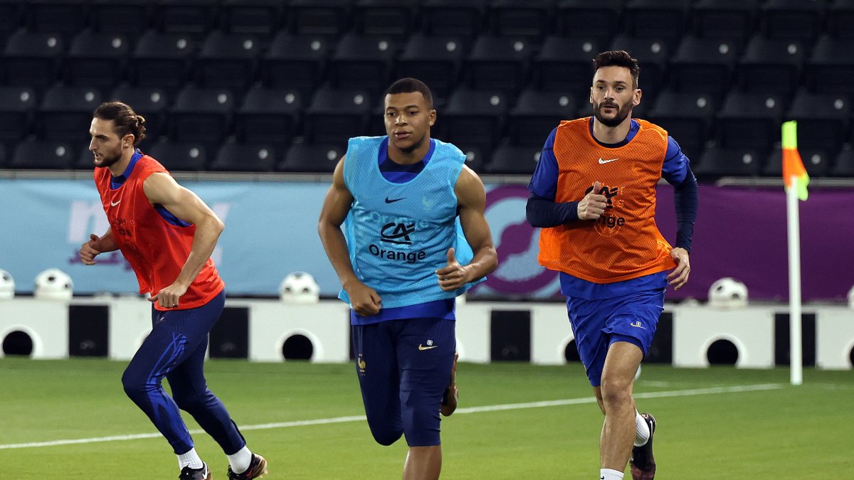 Kylian Mbappe (c) durante una de las últimas prácticas de Francia.