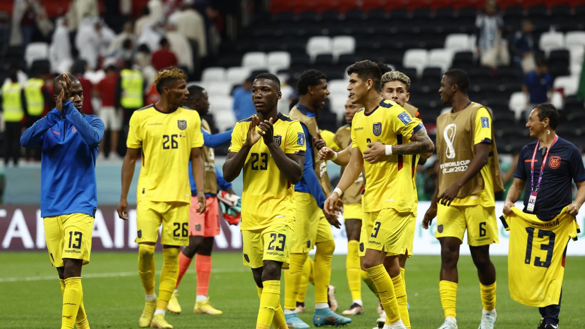 Los jugadores de la selección ecuatoriana salen del gramado del estadio Al Bayt luego de vencer a Qatar en el debut. Los dirigidos por Gustavo Alfaro se enfocan en Países Bajos, su próximo rival.