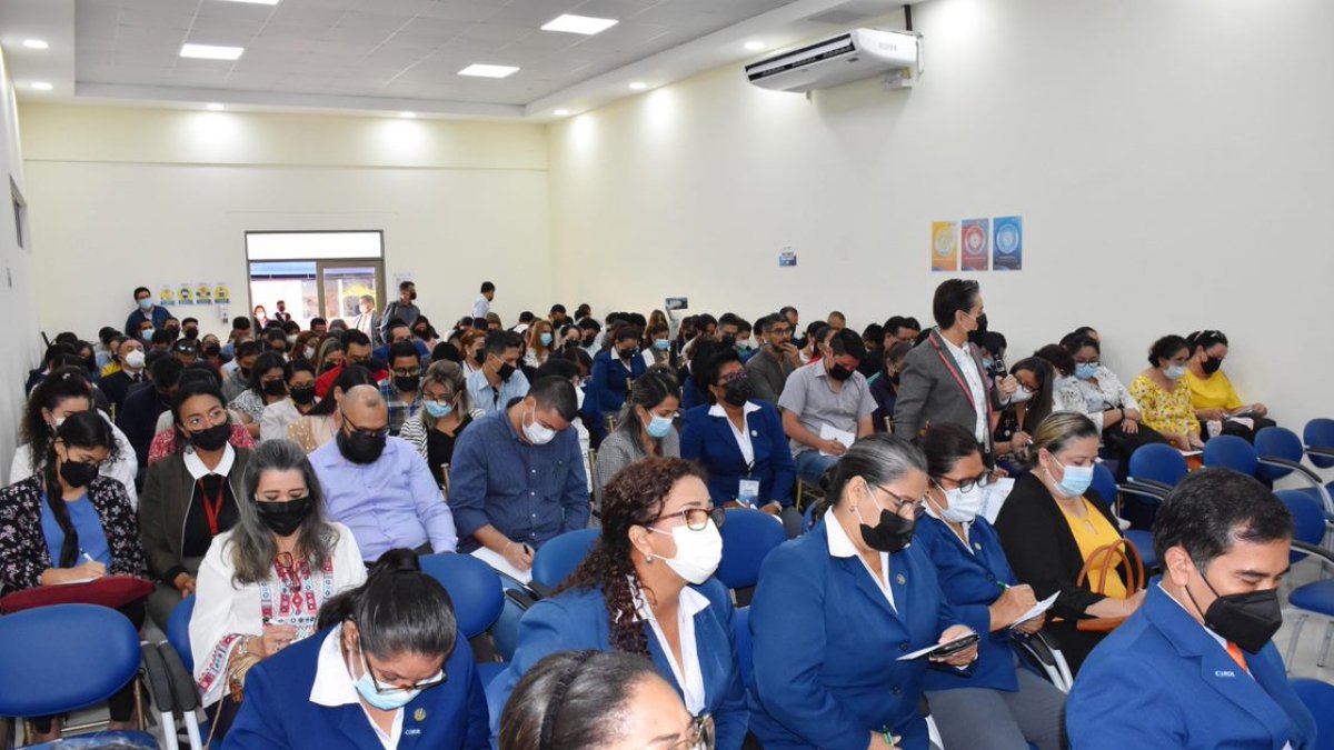 La cita se desarrolla en el Colegio Politécnico.