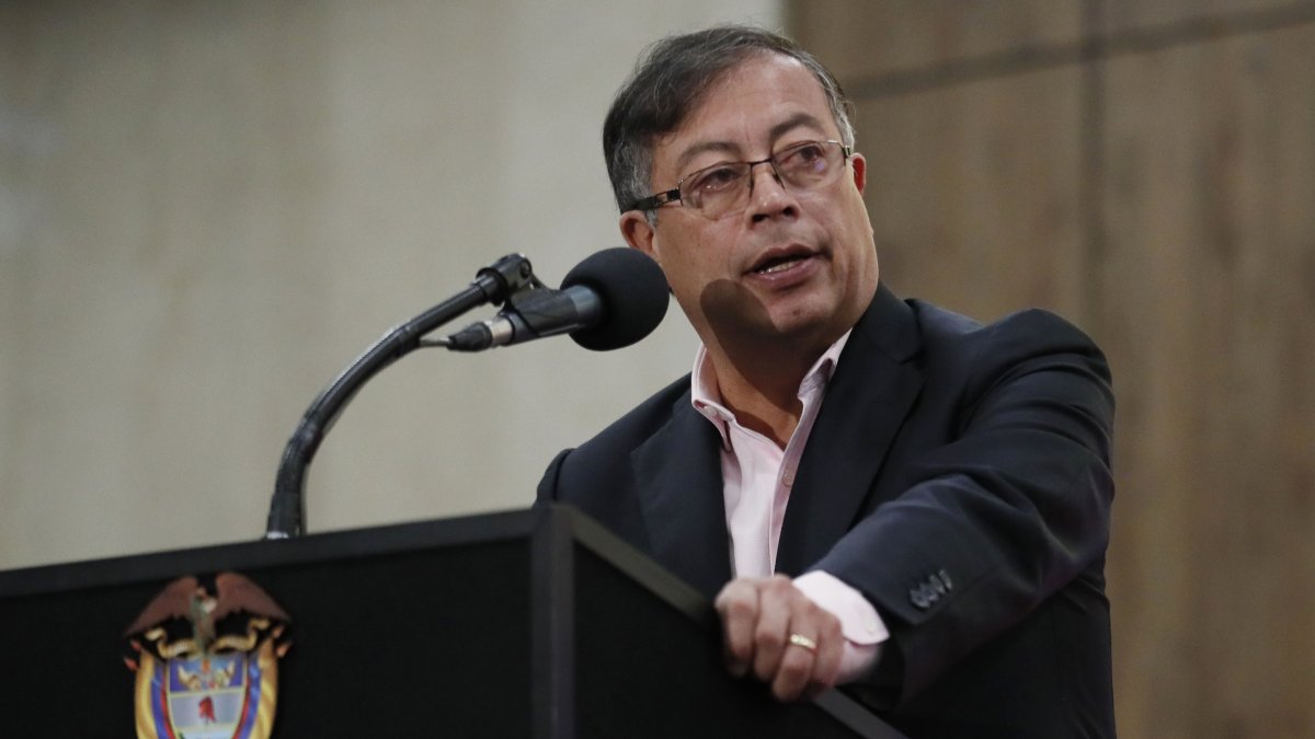 El presidente de Colombia Gustavo Petro, busca un acuerdo de paz con los grupos insurgentes / 