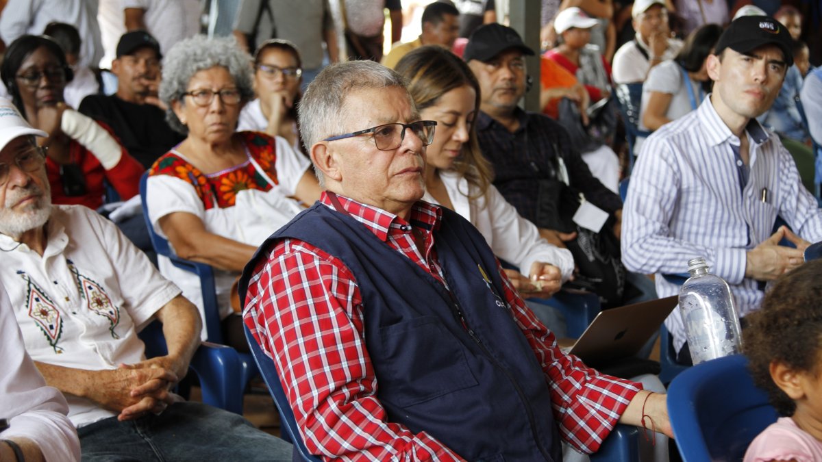 El excomandante de las FARC Rodrigo Granda (c) participa de una reunión en Tierra Grata, en el departamento de Cesar (Colombia). / Juan Diego López