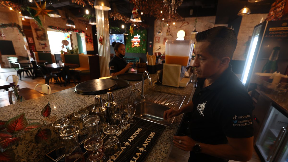 Los trabajadores dejan todo listo, pero llegan pocos clientes.