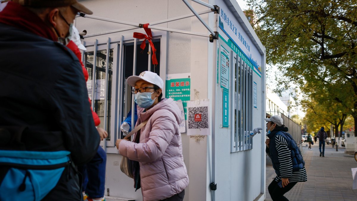 Un centro de pruebas PCR en Pekín. EFE/EPA/MARK R. CRISTINO