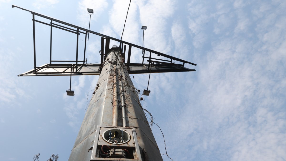 Situación. Una valla publicitaria que se encuentra en la avenida del Bombero tiene reflectores de luz, pero este es el estado del medidor de energía. Llama la atención que un cable lo conecta a un poste aledaño.
