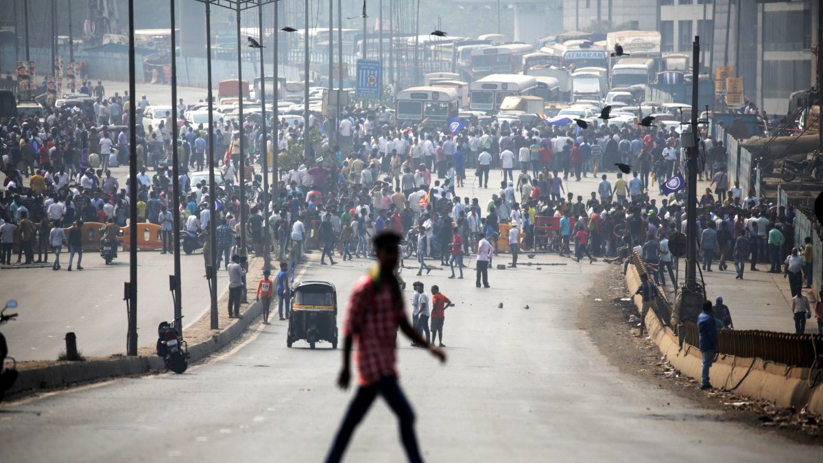 Imagen de archivo de intocables o dalits, la casta más baja de la India, protestando en Bombay contra las agresiones que sufren de supuestos grupos radicales hindúes. EFE/ i