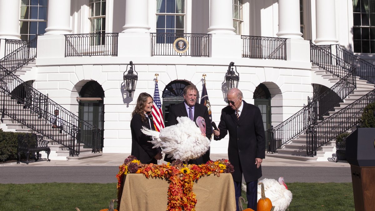El presidente de EE.UU., Joe Biden (d), en la cena del Día de Acción de Gracias. /EPA/MICHAEL REYNOLDS