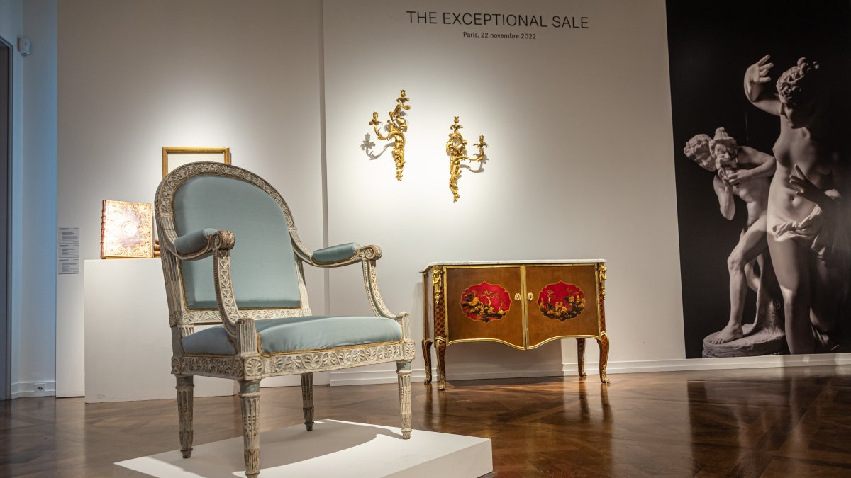 Una butaca entregada por Georges Jacob para el dormitorio de la reina María Antonieta en Versalles en 1788 y una cómoda de Pierre Macret son expuestas antes de una subasta de 1.200 lotes en París.
