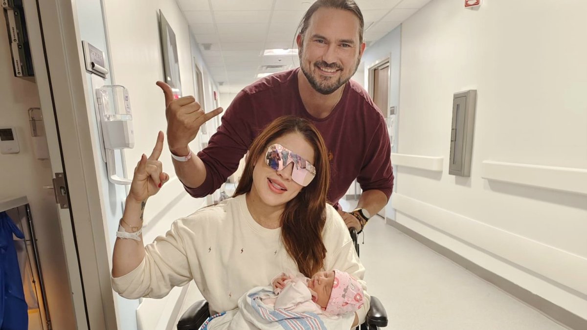 José Daniel con su esposa y la recién nacida.