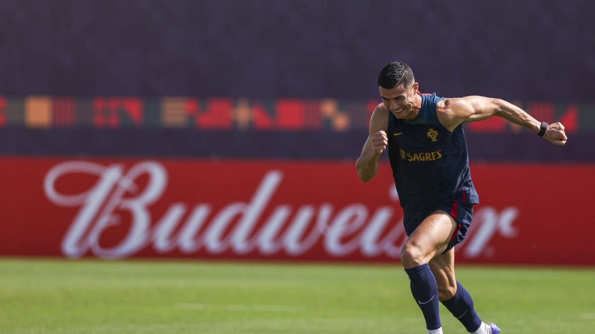 Cristiano Ronaldo de Portugal actúa durante la sesión de formación de su equipo en Al Shahaniya, Qatar,