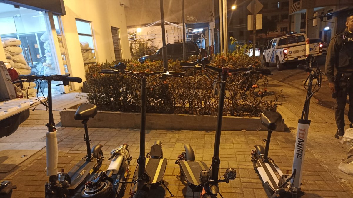 Elementos. Los scooter eléctricos eran transportados en un triciclo.