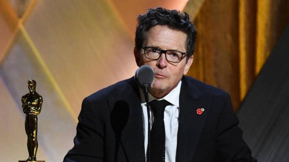 Michael J. Fox se retiró de la actuación, pero los homenajes e invitaciones no cesan para él.