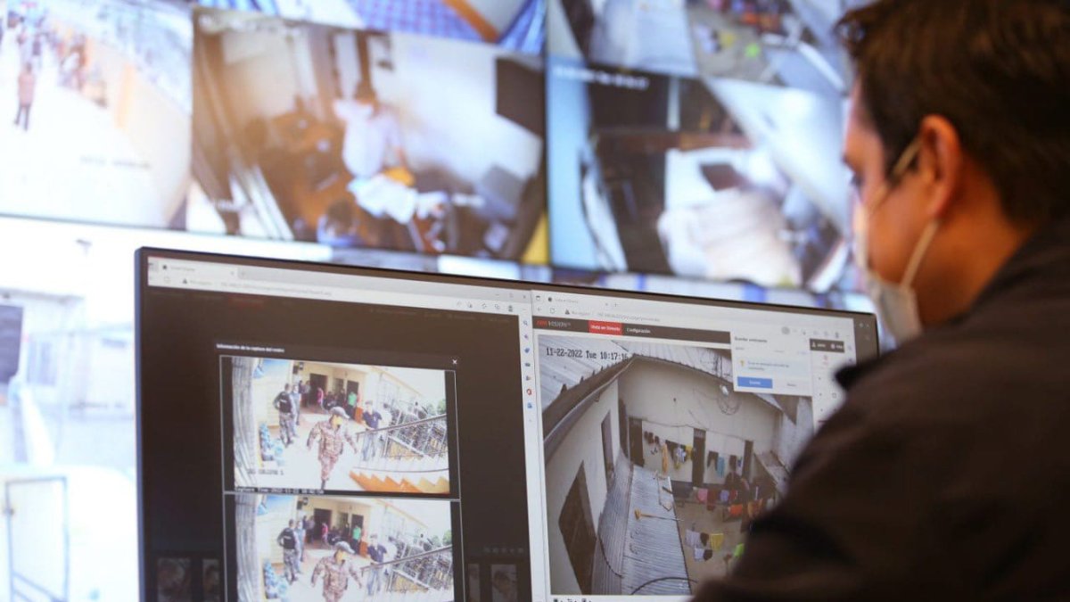 De acuerdo a lo presentado por el SNAI, se monitorea a los 36 centros penitenciarios del país con cámaras de inteligencia artificial y reconocimiento facial.