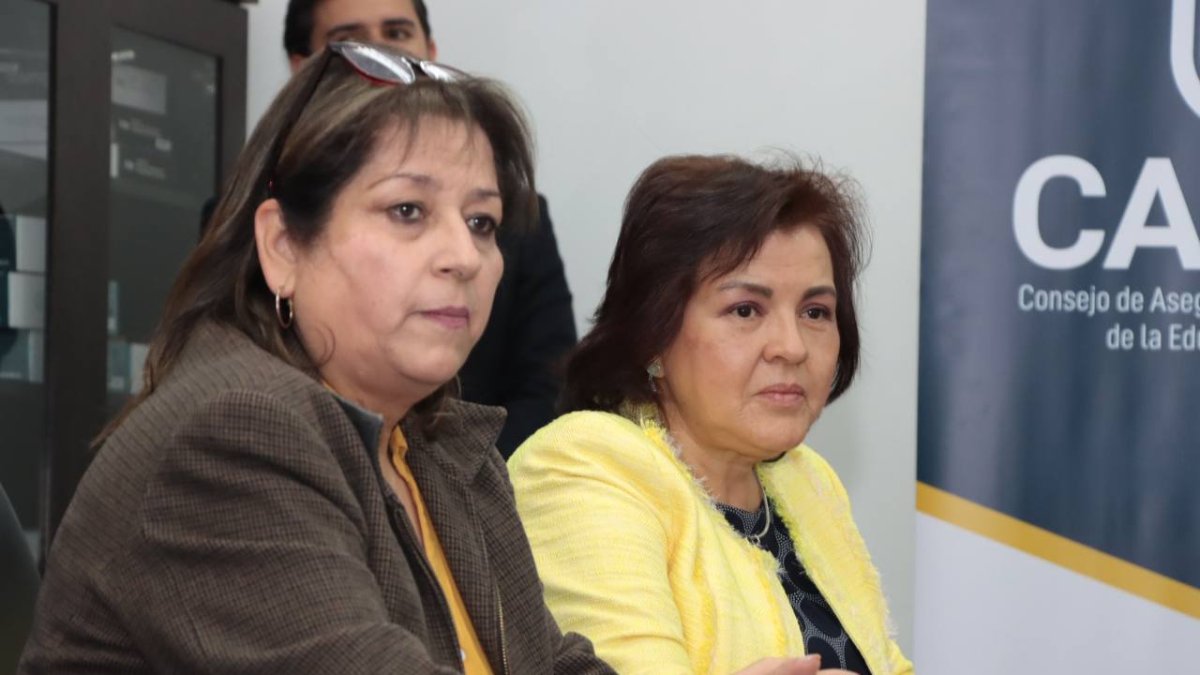 La matemática Ximena Córdova Vallejo (a la derecha, de amarillo), fue designada como nueva presidenta del Caces en la sesión del lunes 21 de noviembre