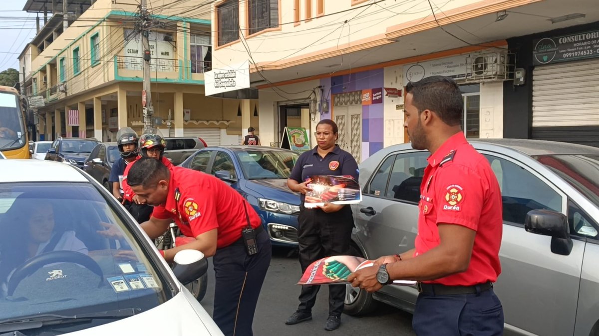 Personal del Cuerpo de Bomberos entregó información a los conductores, en Durán.