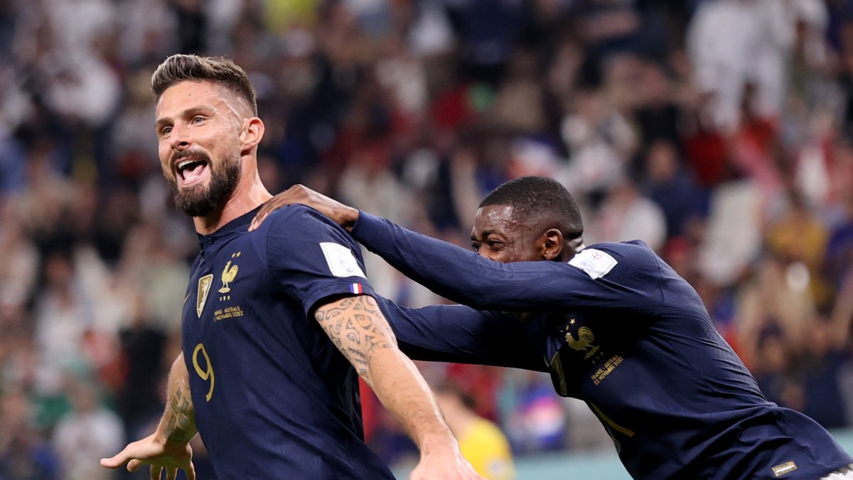 Olivier Giroud (i) marcó un doblete y alcanzó los 51 goles de Thierry Henry, máximo anotador de la selección francesa.