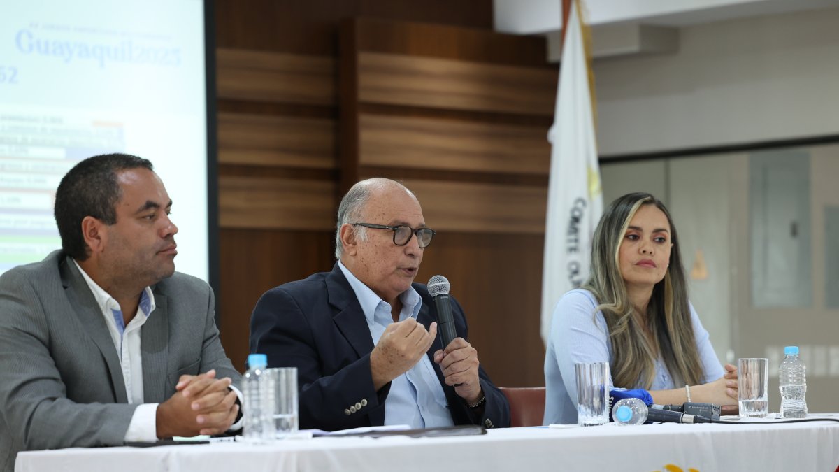 El presidente Jorge Delgado (c), acompañado por funcionarios que trabajaron en la elaboración del Plan Maestro.