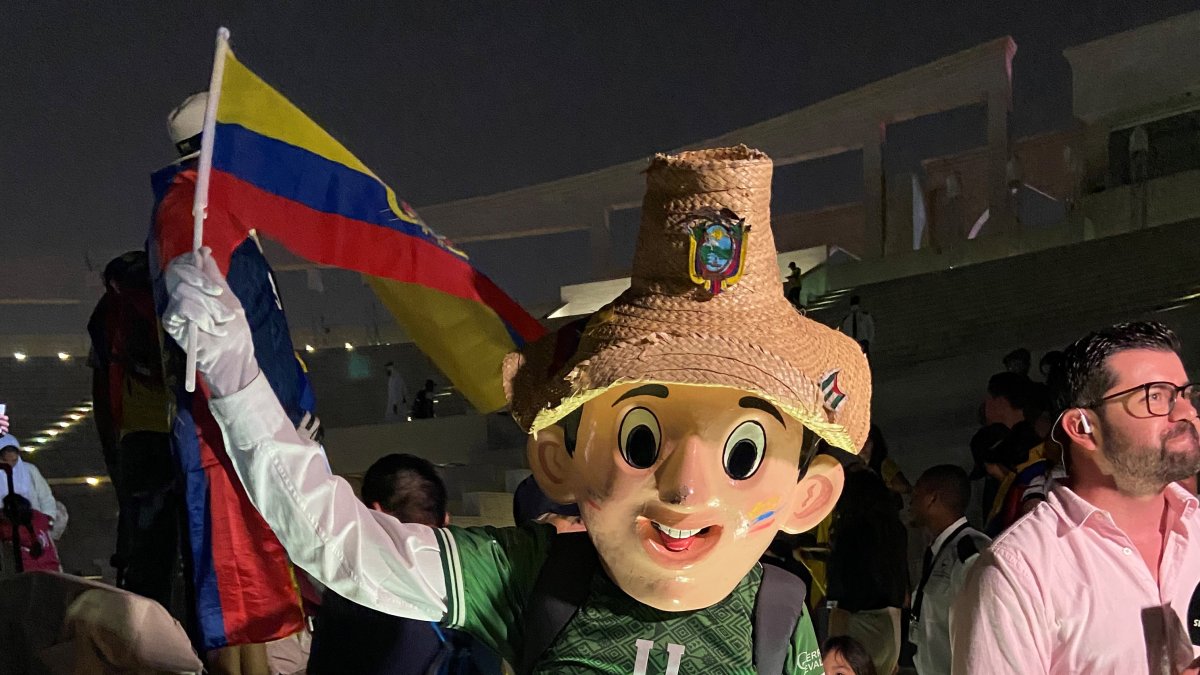 Capirito ha sido una atracción en la Copa del Mundo. Posa para cámaras de hinchas de todos los países.