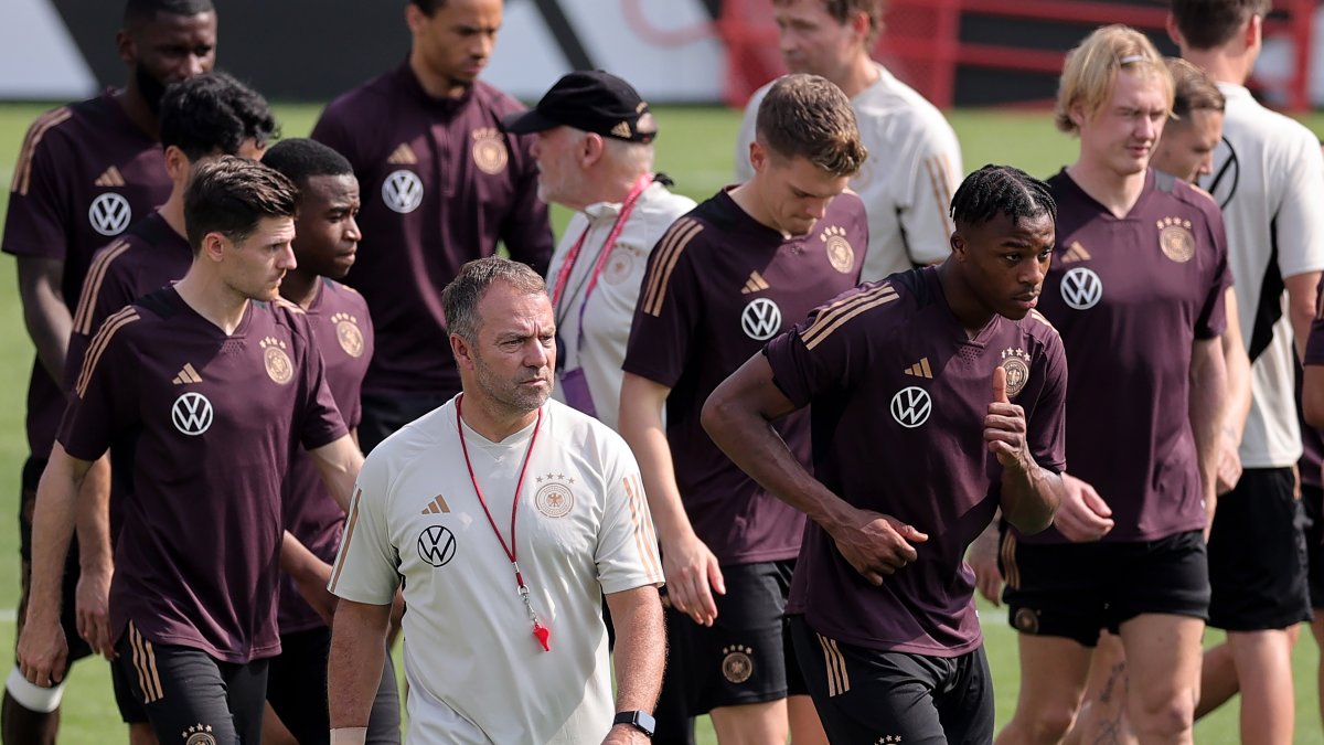 Hansi Flick, técnico de Alemania, dirige la sesión de entrenamiento. 