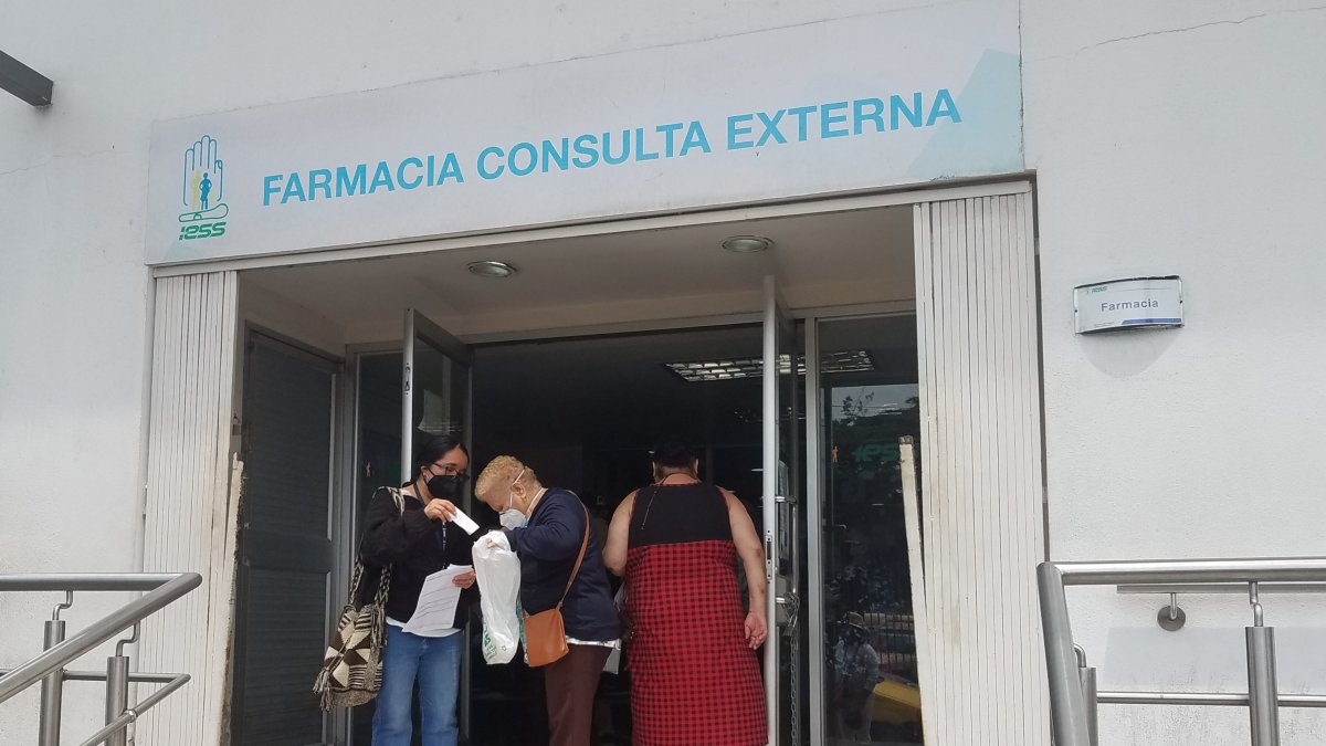 Una paciente y su hija revisan las medicinas que les entregaron en la farmacia de consulta externa del Hospital Teodoro Maldonado Carbo