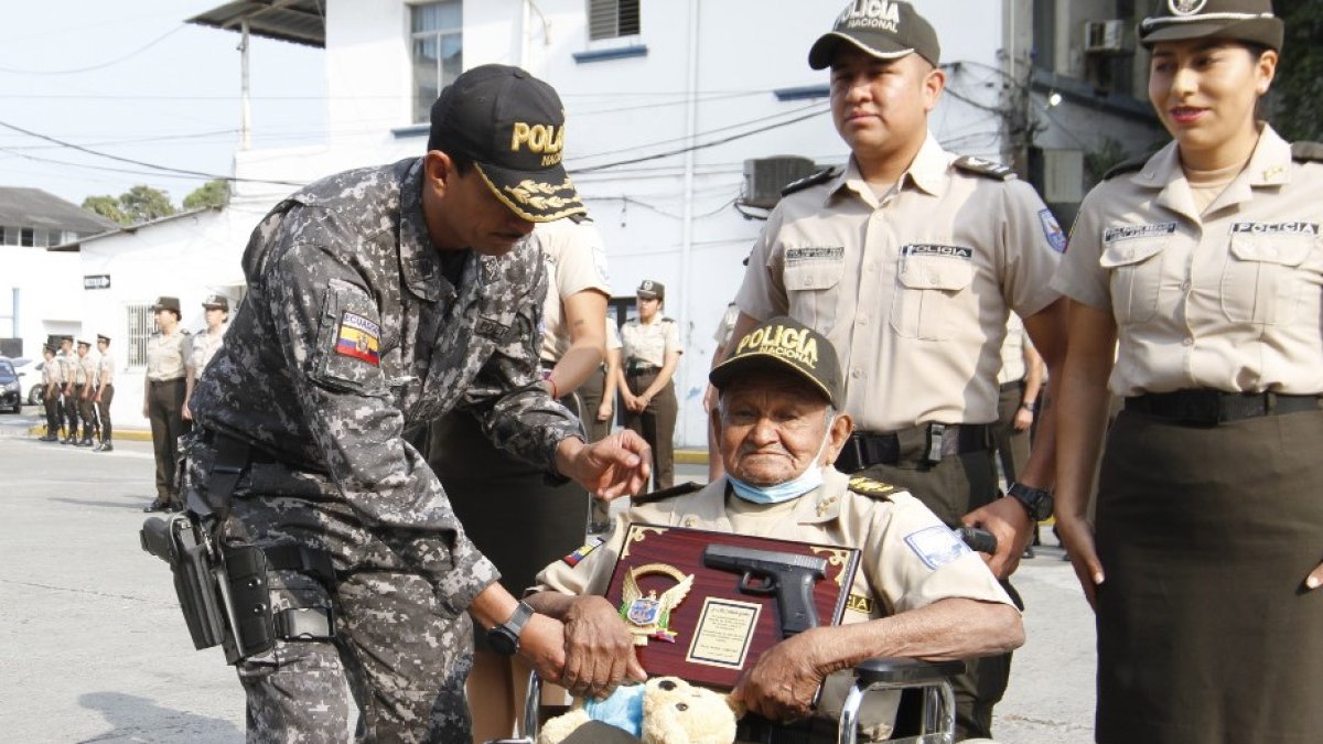 Distinción. Víctor Castañeda recibe las insignias de parte del comandante de la Zona 8 de la Policía, Víctor Zárate.