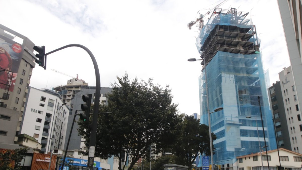 Infraestructuras modernas y altas se levantan a los lados y cerca de esta popular avenida.