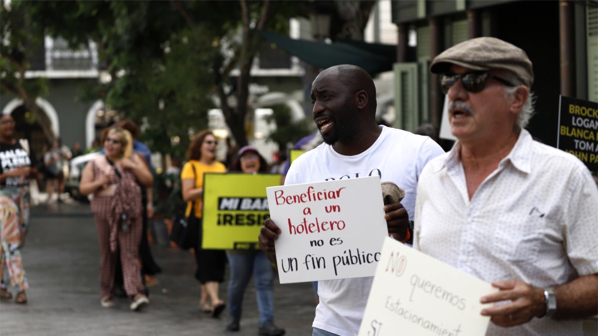 Miembros del colectivo Escambrón Unido sostienen pancartas durante una protesta contra la privatización de las playas,  frente al Ayuntamiento de San Juan (Puerto Rico). / Thais Llorca