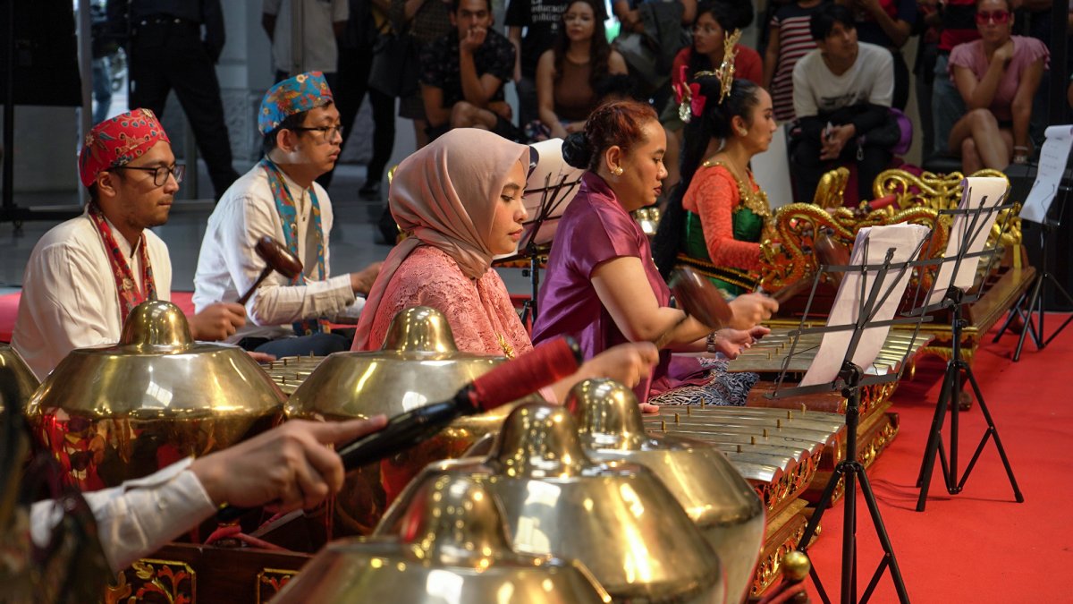 Interpretación. El gamelán requiere de 16 piezas instrumentales. Un arte tradicional de Indonesia.