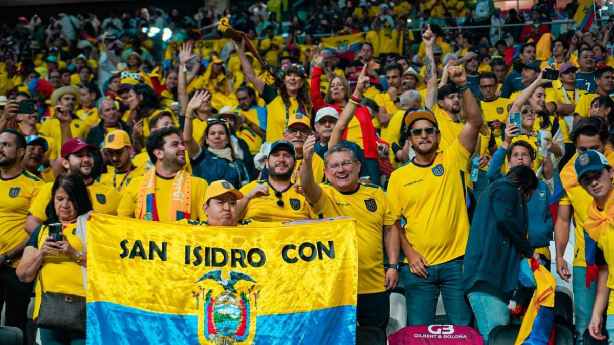 La Comisión Disciplinaria de la FIFA, abrió un expediente ante la Federación Ecuatoriana de Fútbol debido a los cánticos de los hinchas.