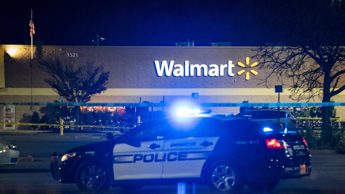 Agentes de policía trabajan en la escena de un tiroteo masivo en el Walmart Supercenter en Chesapeake, Virginia, este 23 de noviembre de 2022.EFE/EPA/Shawn Thew