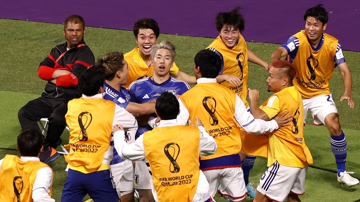 Takuma Asano (C) of Japan is celebrated by teammates after he scored his team's second goal during the FIFA World Cup 2022 group E soccer match between Germany and Japan at Khalifa International Stadium in Doha, Qatar, 23 November 2022. (Mundial de Fútbol, Alemania, Japón, Qatar)