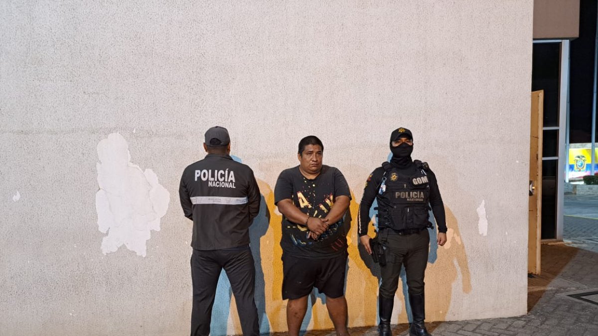 El detenido fue llevado ante un juez para la audiencia de la formulación de cargos.