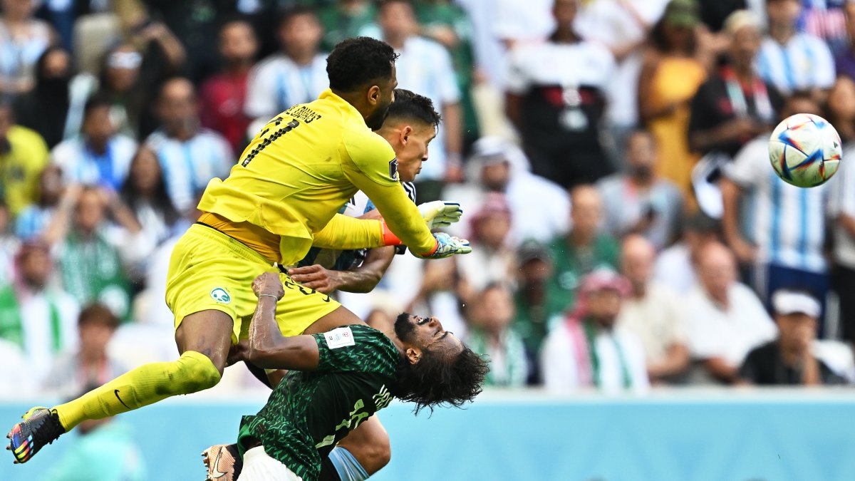 Yasser al Shahrani (verde), defensor de Arabia Saudí, sufrió un choque con su portero Mohammed Al-Owais.