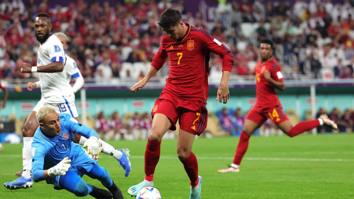 Álvaro Morata (C) de España en acción en contra del portero Keylor Navas de Costa Rica.