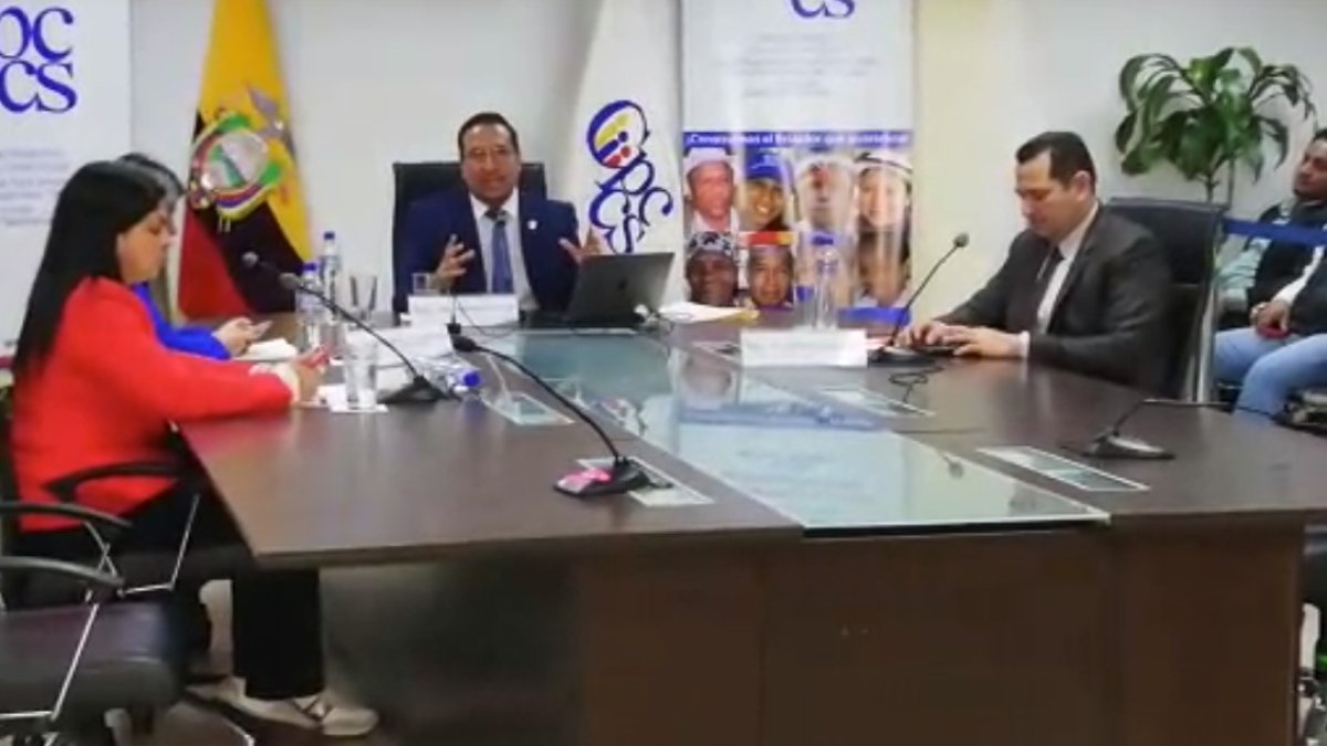 Ulloa y los consejeros destituidos volvieron al CPCCS