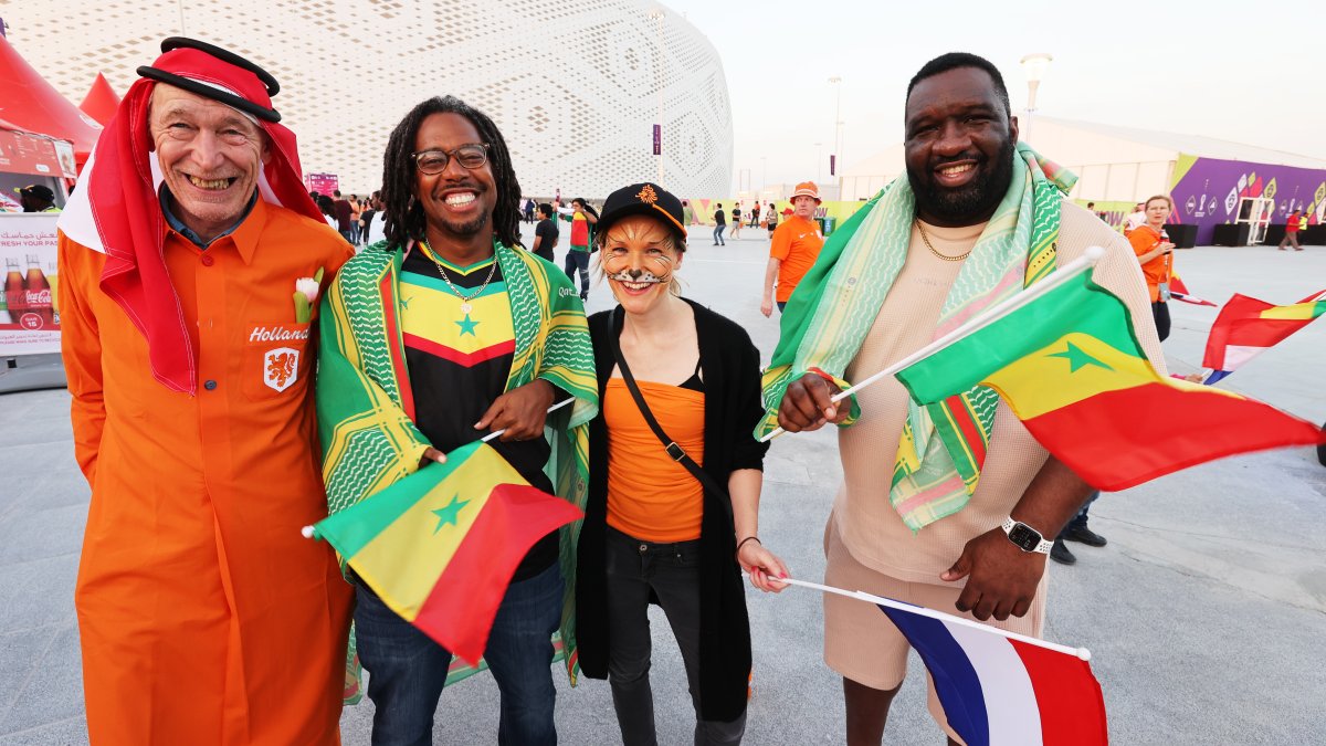 Hinchas de Senegal y Países Bajos se unieron en la fiesta del fútbol. Ambos creen que medir a Ecuador será difícil.