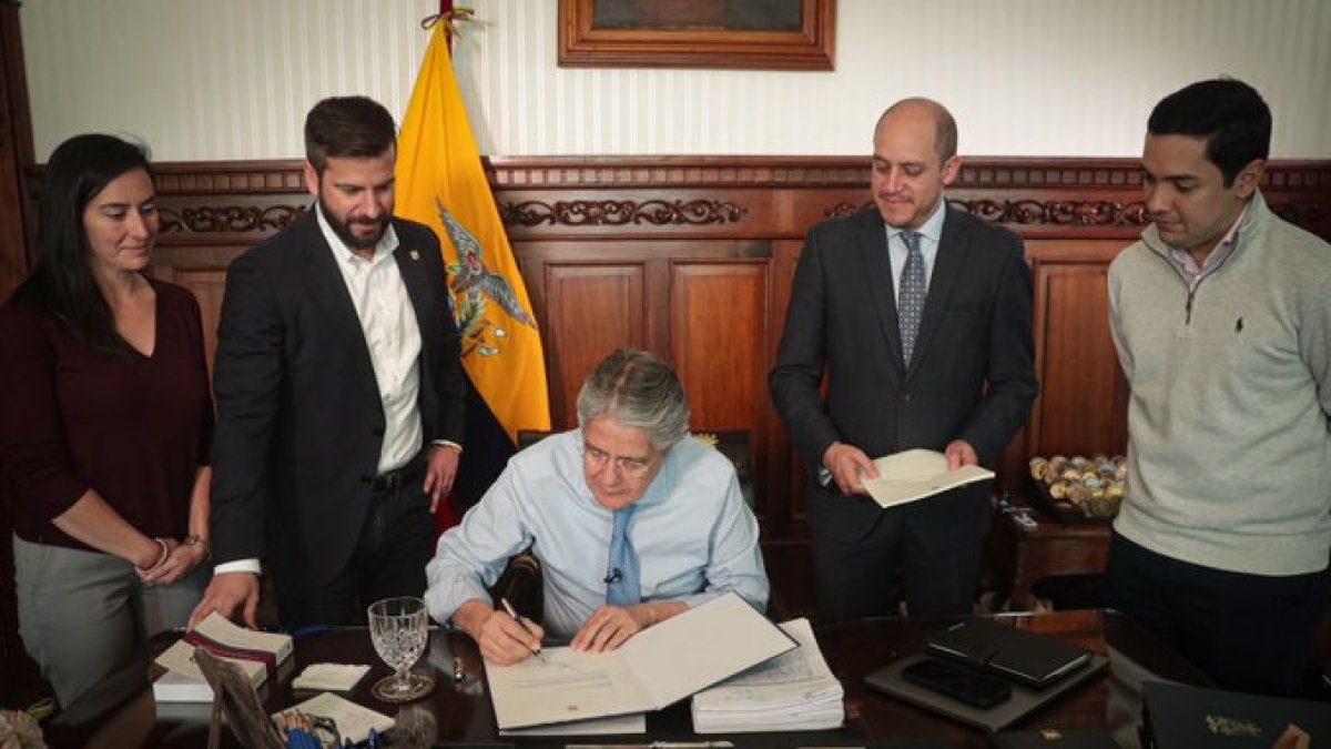 El mandatario Guillermo Lasso enviando el proyecto de Ley a la Asamblea este 23 de noviembre de 2022.