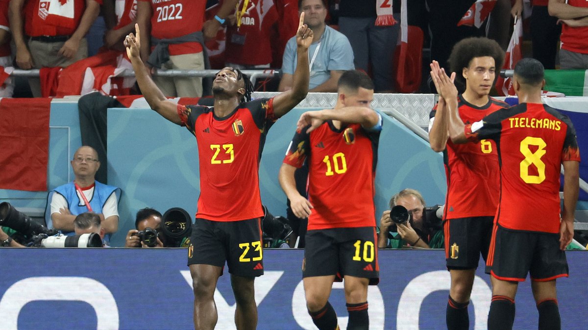 Michy Batshuayi (izquierda) celebra el único gol del partido ante Canadá, en partido válido por el grupo F de la Copa del Mundo.