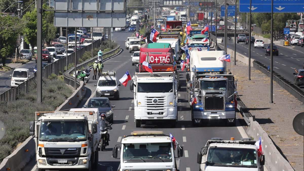 Grupos de camioneros chilenos participan en una protesta, en una fotografía de archivo. /Elvis González