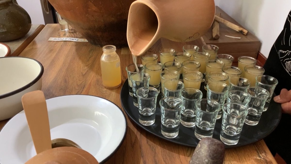 Cusco. Una demostración gastronómica en esta ciudad: se sirve pisco.