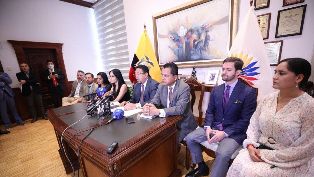 Bloque. Virgilio Saquicela se rodeó de sus aliados para anunciar que posesionará a los vocales del CPCCS.