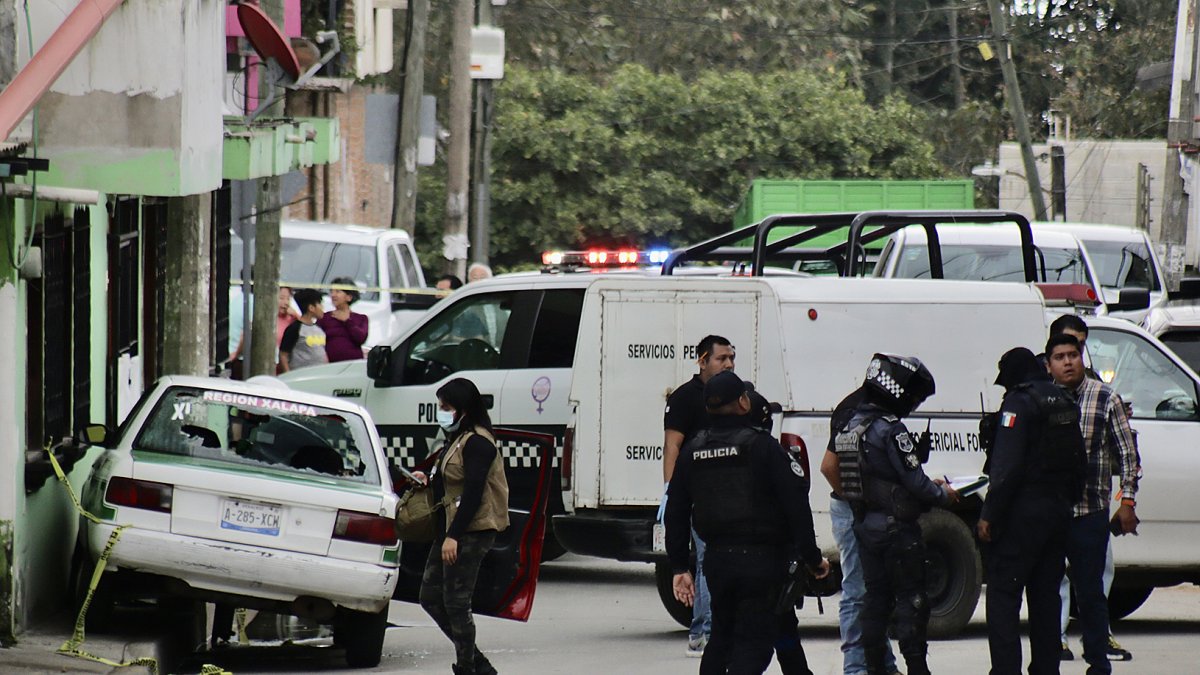 Miembros de la policía municipal y agentes periciales inspeccionan una escena del crimen donde fue asesinado el periodista mexicano Pedro Pablo Kumul,