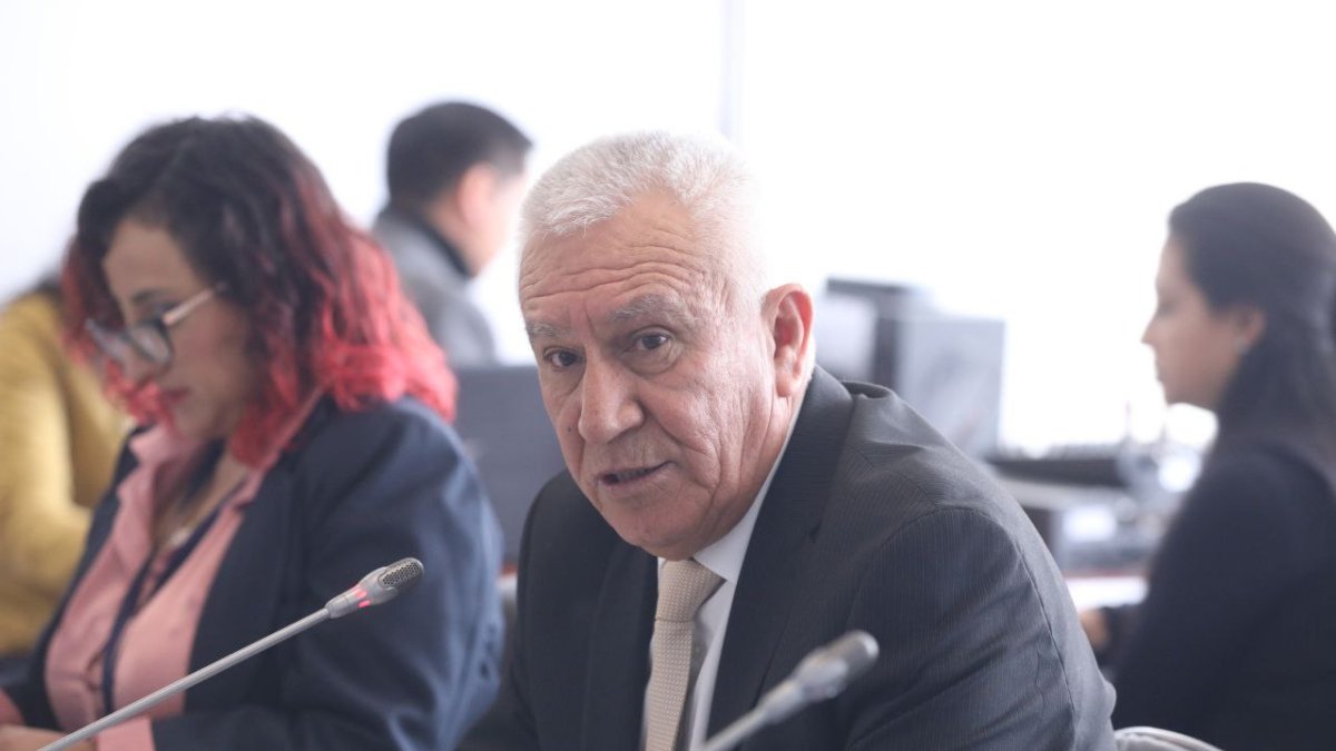 Escenario. El ministro de Defensa, Luis Lara, durante su intervención ante la Comisión de Seguridad de la Asamblea.