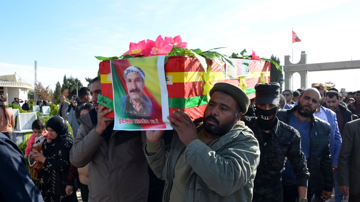 Kurdos llevan el ataúd de un hombre que murió en un ataque aéreo turco durante una procesión fúnebre en la ciudad de Dayrik./AHMED MARDNLI