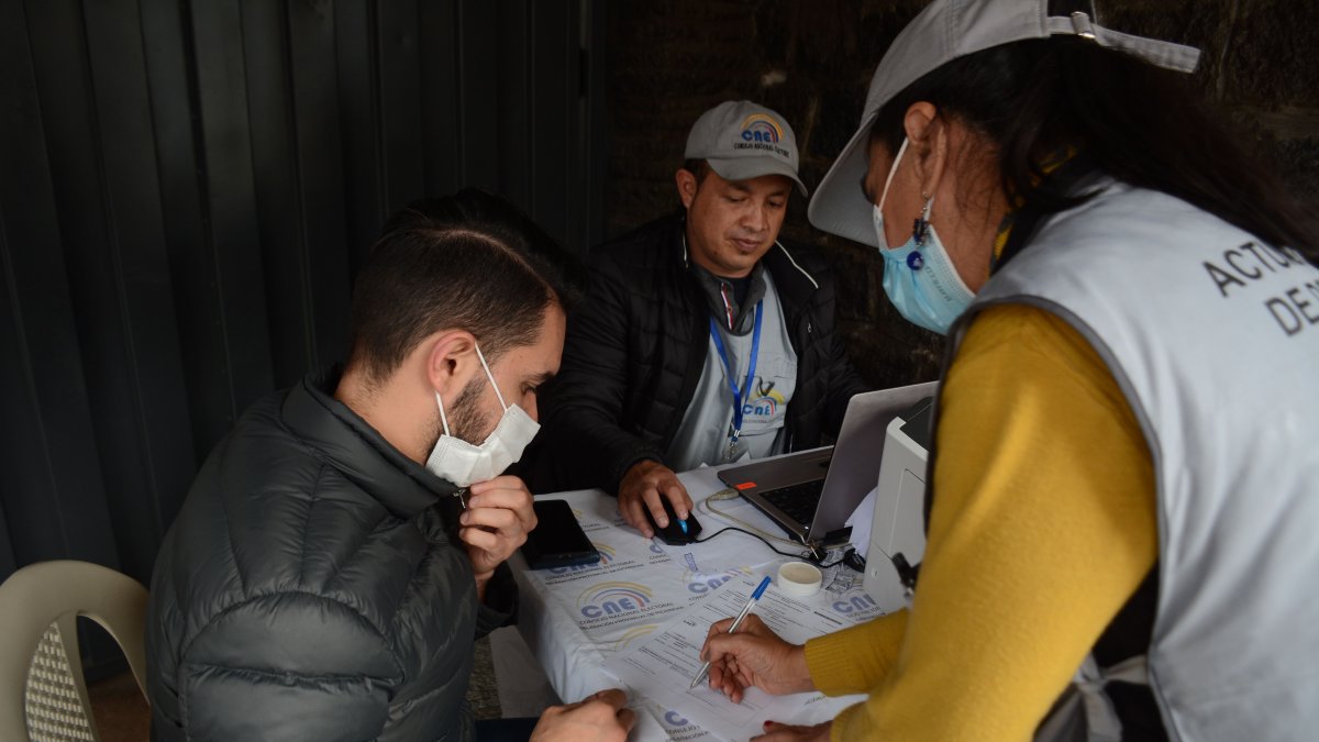 Dato. El Código de la Democracia estipula que de superar el voto nulo a los votos a favor del total de los candidatos, las elecciones quedan suspendidas.