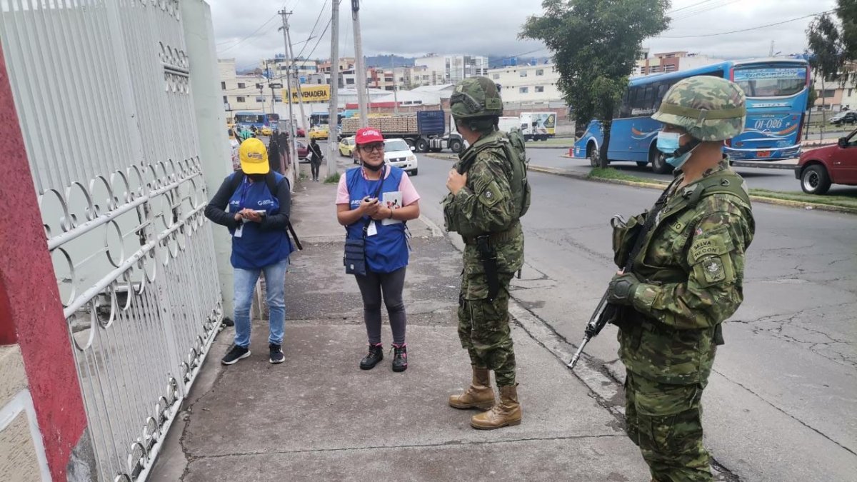Trabajo. Censista registra datos de un ciudadano en Ambato, Tungurahua.