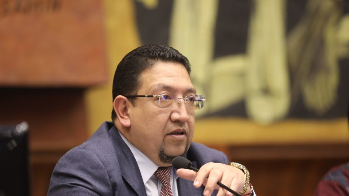 Referencia. Saquicela refirió, en medio de los reclamos de los asambleísta, que solo la denunciante puede solicitar moción.