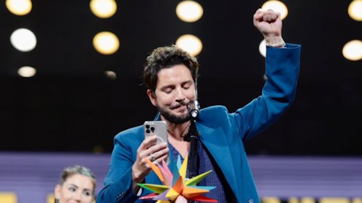 Manuel acaba de recibir el Golden Music Award 2022 en la gala de los Premios de Los 40 en Madrid por sus 20 años de carrera.
