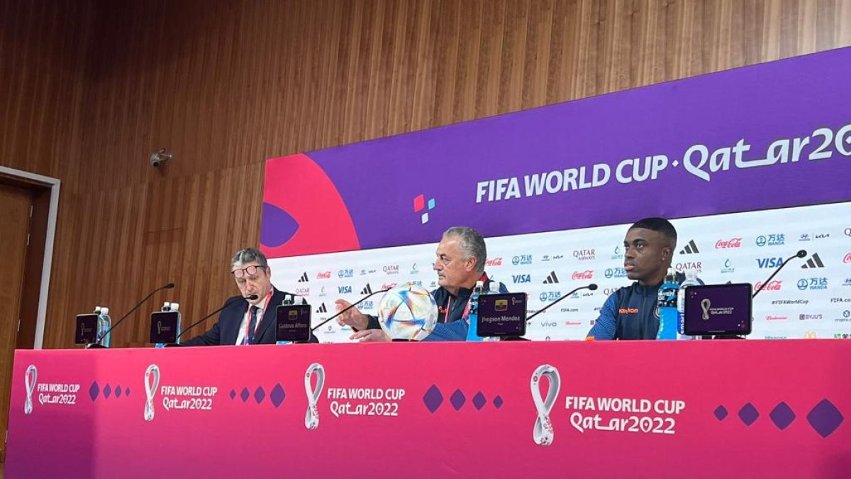 Alfaro destacó a importancia del mediocampo para el partido ante Países Bajos, en una rueda de prensa acompañado por Jhegson Méndez