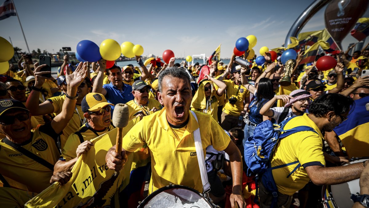 Aficionados ecuatorianos animan este jueves a su equipo en la víspera del partido contra Países Bajos de la fase de grupos del Mundial de Qatar 2022.