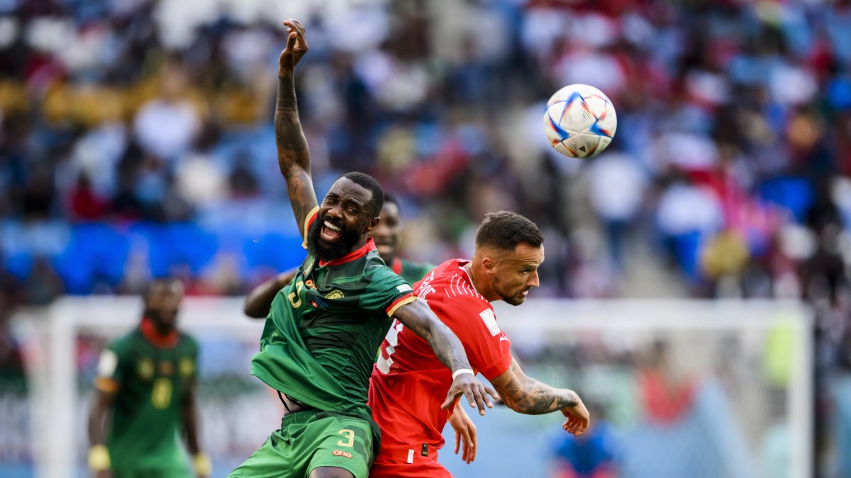 El suizo Haris Seferovic (D) en acción contra el camerunés Nicolas Nkoulou durante el partido de la Copa Mundial de la FIFA 2022 entre Suiza y Camerún /Laurent Gillieron